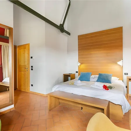 Almavite Wine With Pool 代森扎诺-德尔加达